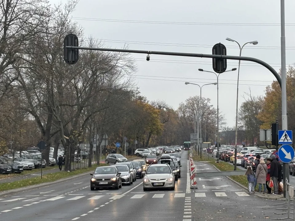 Korki w okolicach cmentarza na Dołach