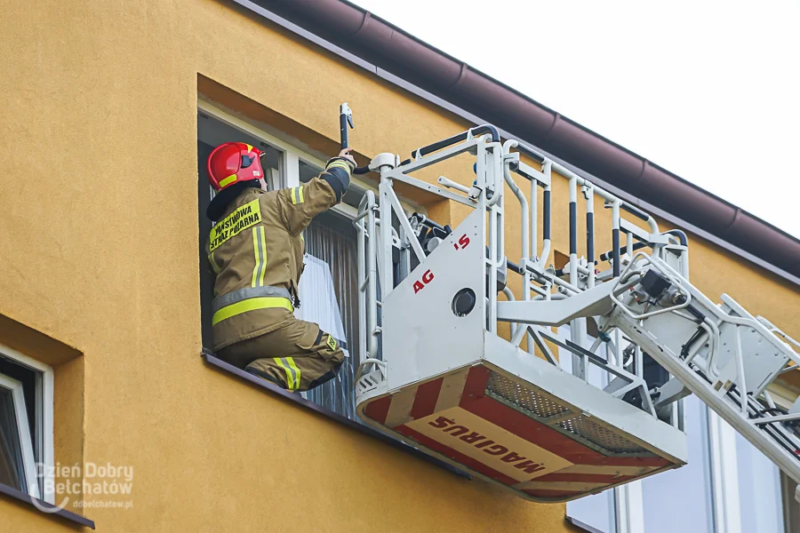 Dziecko uwięziło kobiety na balkonie. Straż pożarna z drabiną interweniowała na osiedlu Budowlanych [FOTO] - Zdjęcie główne