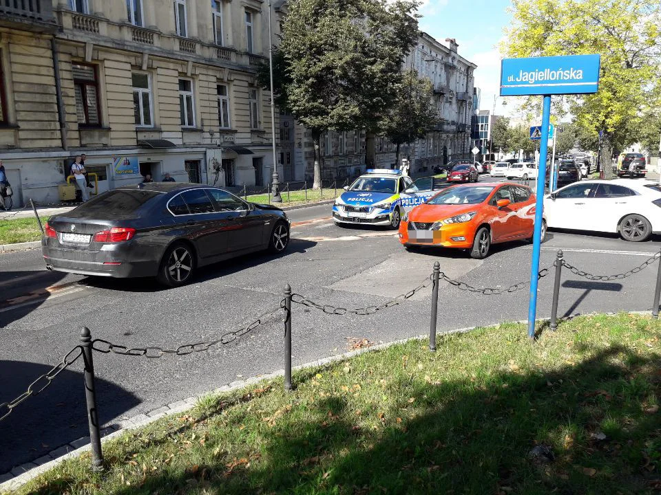 Zderzenie dwóch pojazdów w Piotrkowie. Występują utrudnienia w ruchu