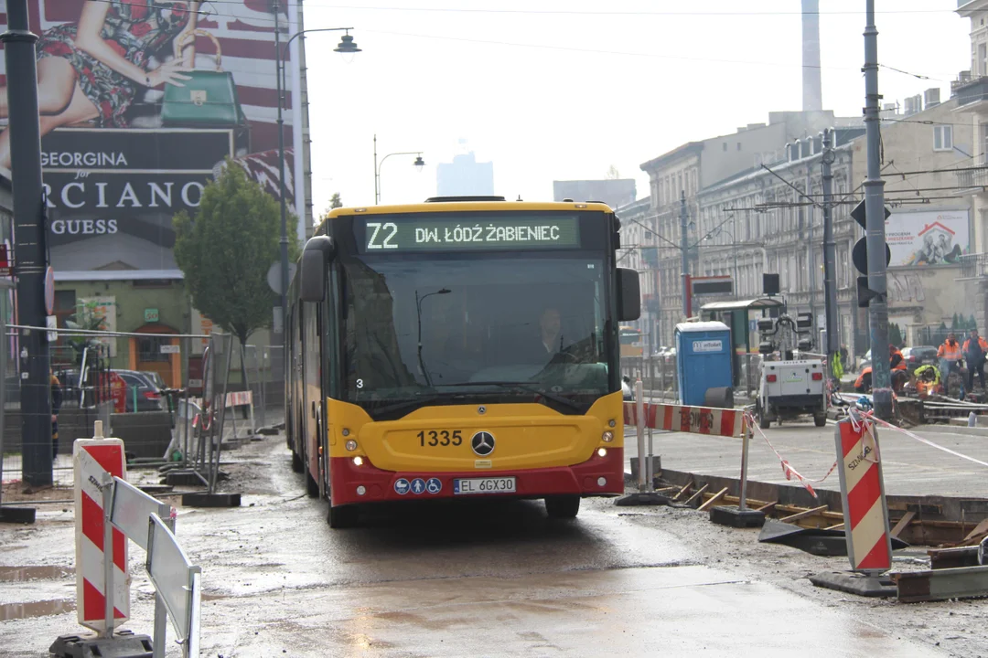 Trwa łączenie nowego torowiska ze starym przy ul.Legionów w Łodzi