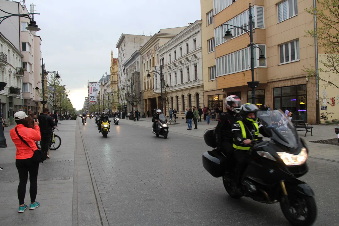 Wielka parada motocyklowa na ulicy Piotrkowskiej w Łodzi