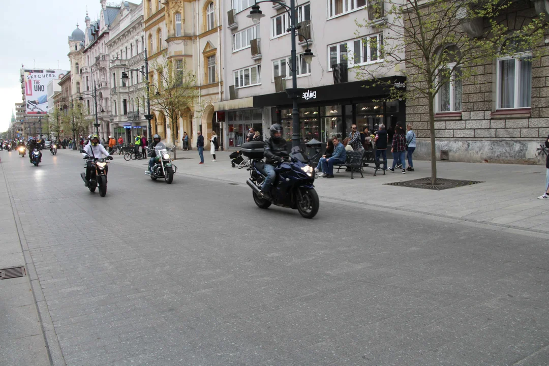 Wielka parada motocyklowa na ulicy Piotrkowskiej w Łodzi