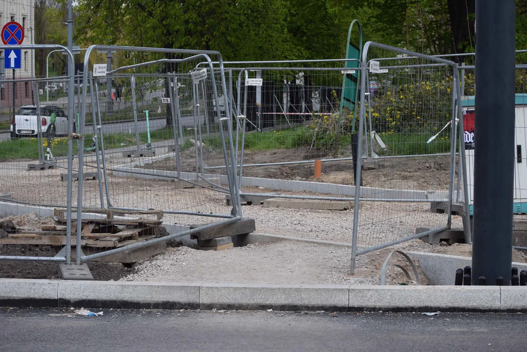 Utrudnienia dla kierowców i pieszych na skrzyżowaniu ul. Ogrodowej i ul. Zachodniej. Obok trwa budowa "Bulwarów Północnych" oraz modernizacja parku Staromiejskiego.