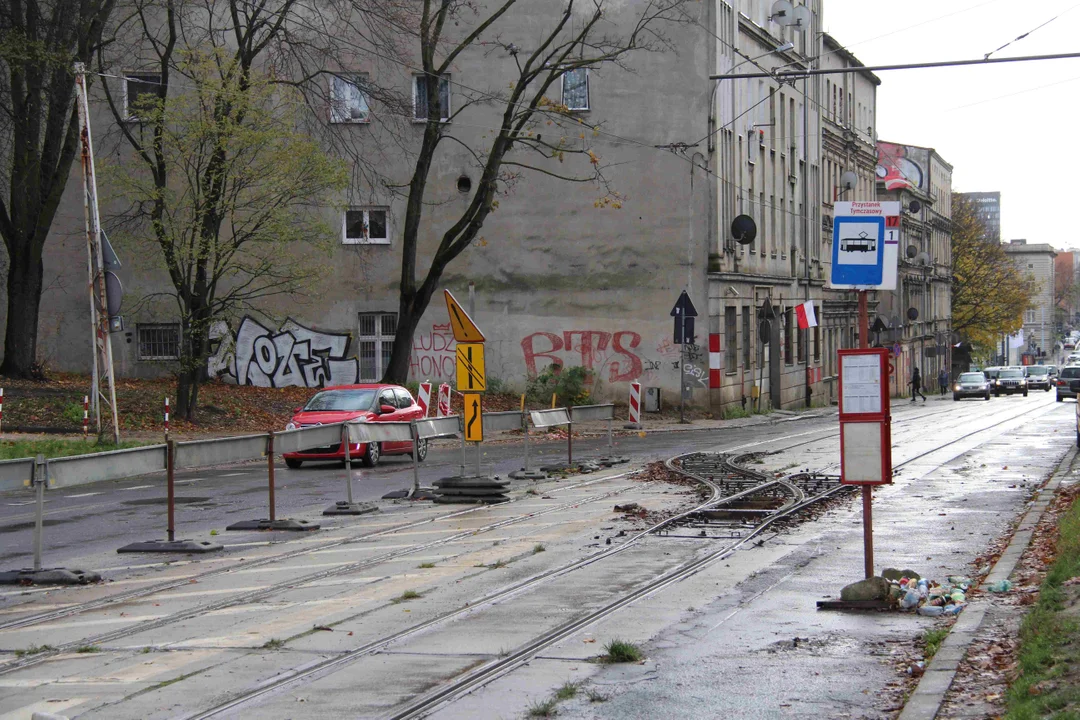 Brudny przystanek tramwajowy przy centrum krwiodawstwa w Łodzi