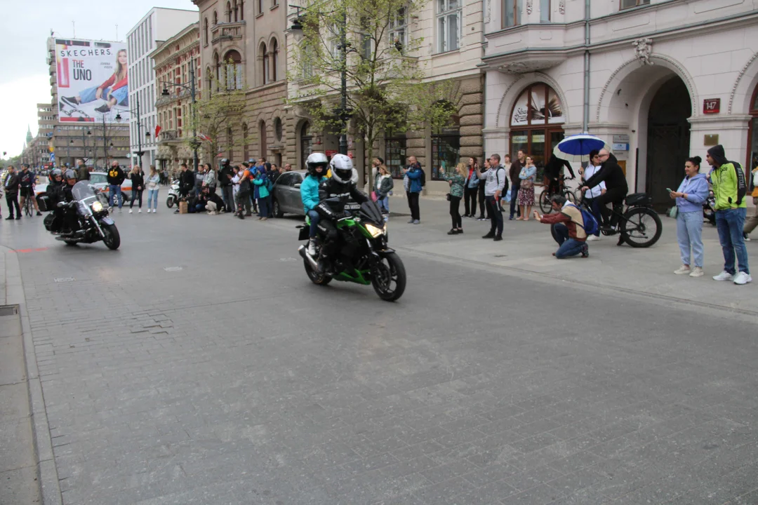 Wielka parada motocyklowa na ulicy Piotrkowskiej w Łodzi