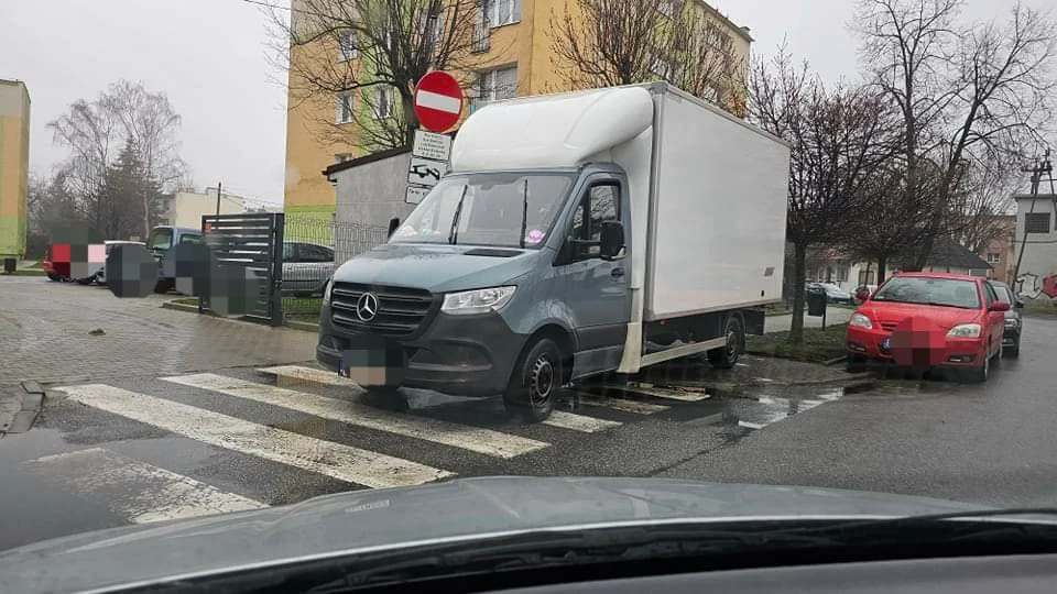 Trzecia odsłona "mistrzów" parkowania w Zgierzu. Można za taki postój słono zapłacić [galeria]