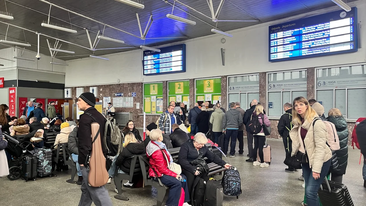 Dworzec Gdański 12 listopada: ścisk, ciasnota i remonty