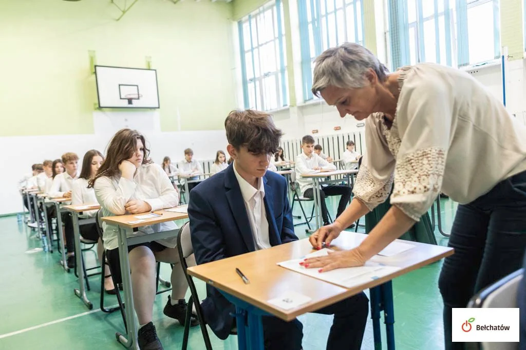 Egzamin ósmoklasisty w Bełchatowie. Dziś uczniowie mierzą się z językiem polskim [FOTO] - Zdjęcie główne