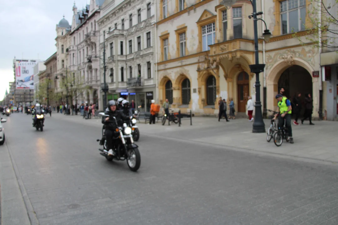 Wielka parada motocyklowa na ulicy Piotrkowskiej w Łodzi