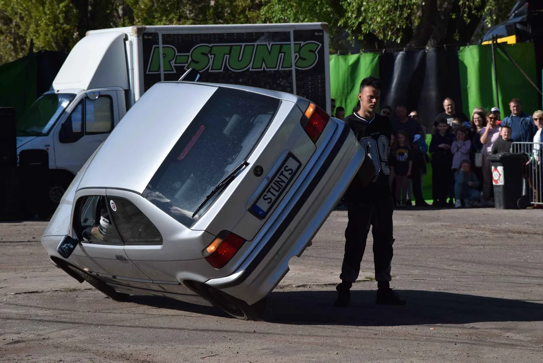 Giganty na czterech kołach zrobiły duże show! Widowiskowy pokaz monster trucków