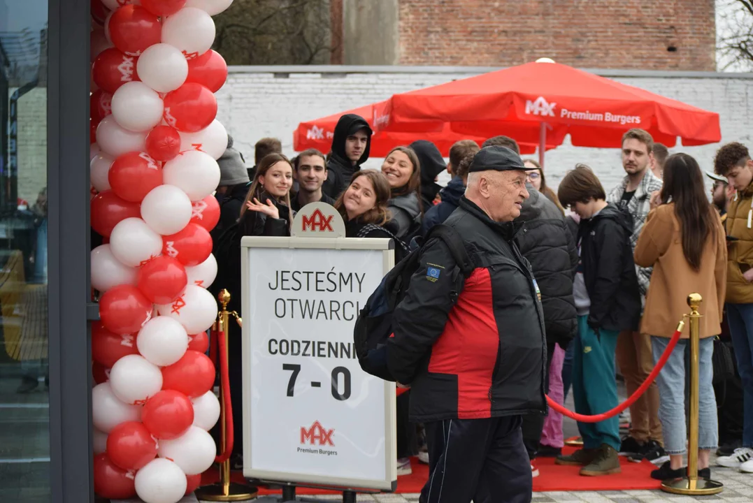 Tłumy łodzian na otwarciu restauracji MAX Premium Burgers. Tego jeszcze w Łodzi nie było [ZOBACZ ZDJĘCIA]