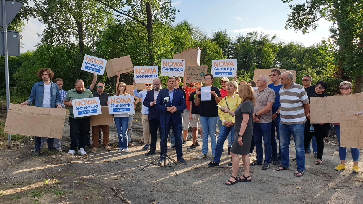 Młodzież przed składowiskiem odpadów chemicznych w Zgierzu