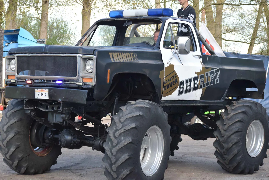 Giganty na czterech kołach zrobiły duże show! Widowiskowy pokaz monster trucków