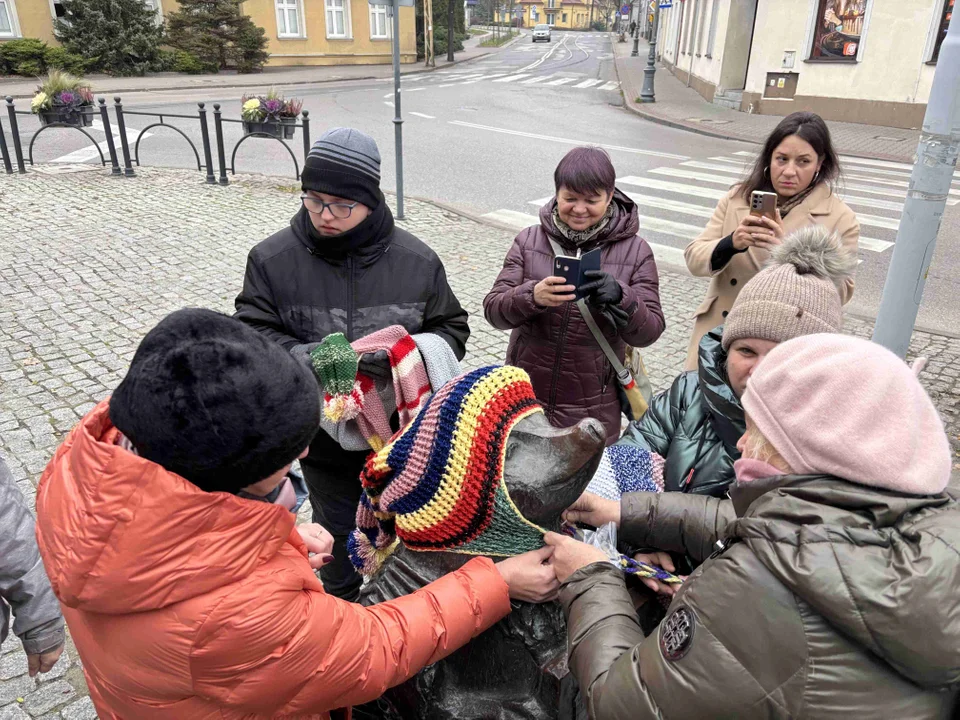 Pomnik w centrum miasta udekorowany przez grupę „Zamontanki”