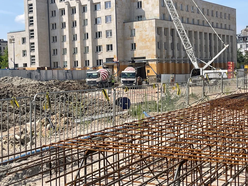 Na razie na placu po hotelu Centrum trwa drążenie tunelu.