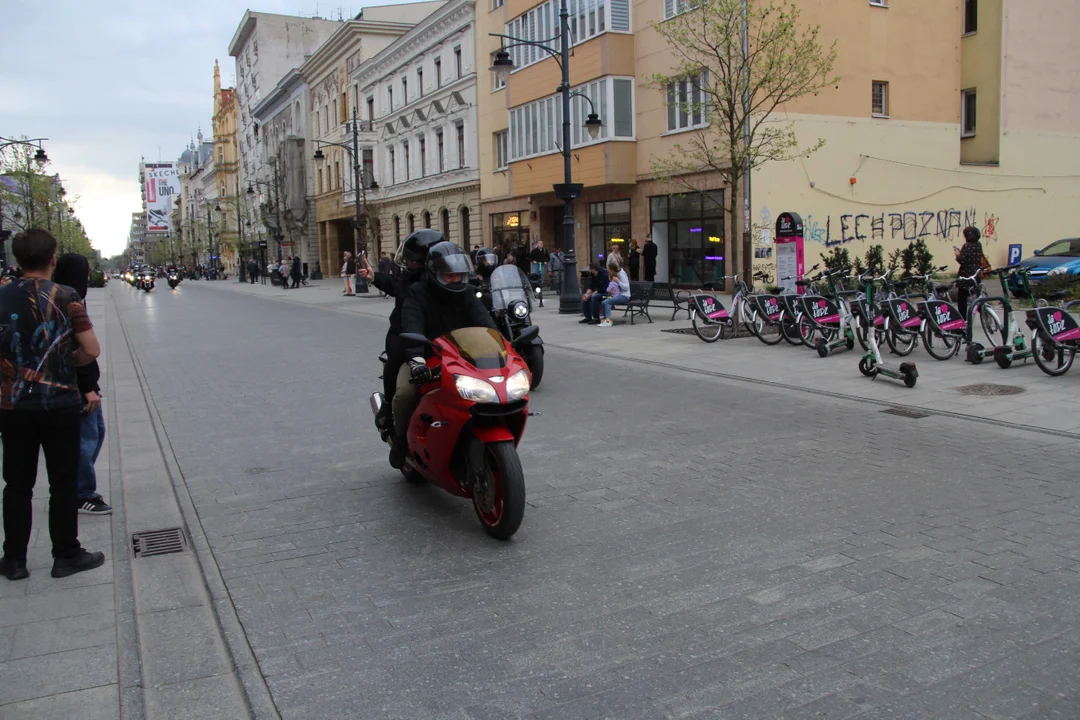 Wielka parada motocyklowa na ulicy Piotrkowskiej w Łodzi