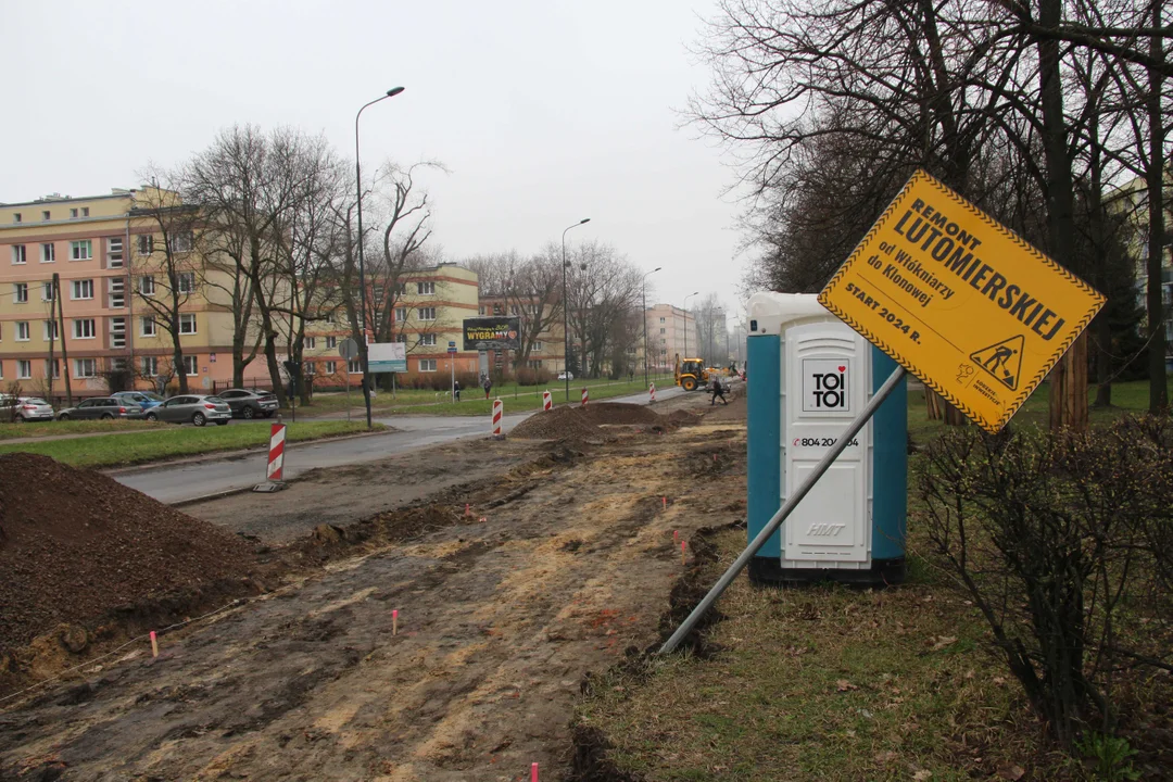 Utrudnienia dla pieszych i podróżnych MPK Łódź na Lutomierskiej