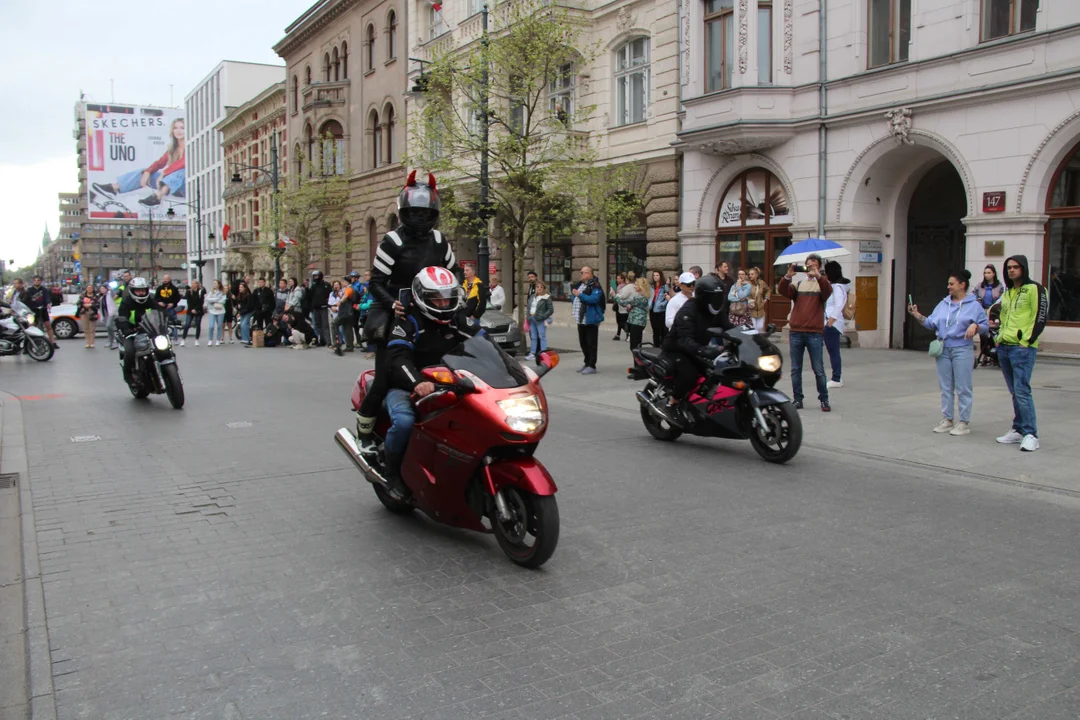 Wielka parada motocyklowa na ulicy Piotrkowskiej w Łodzi