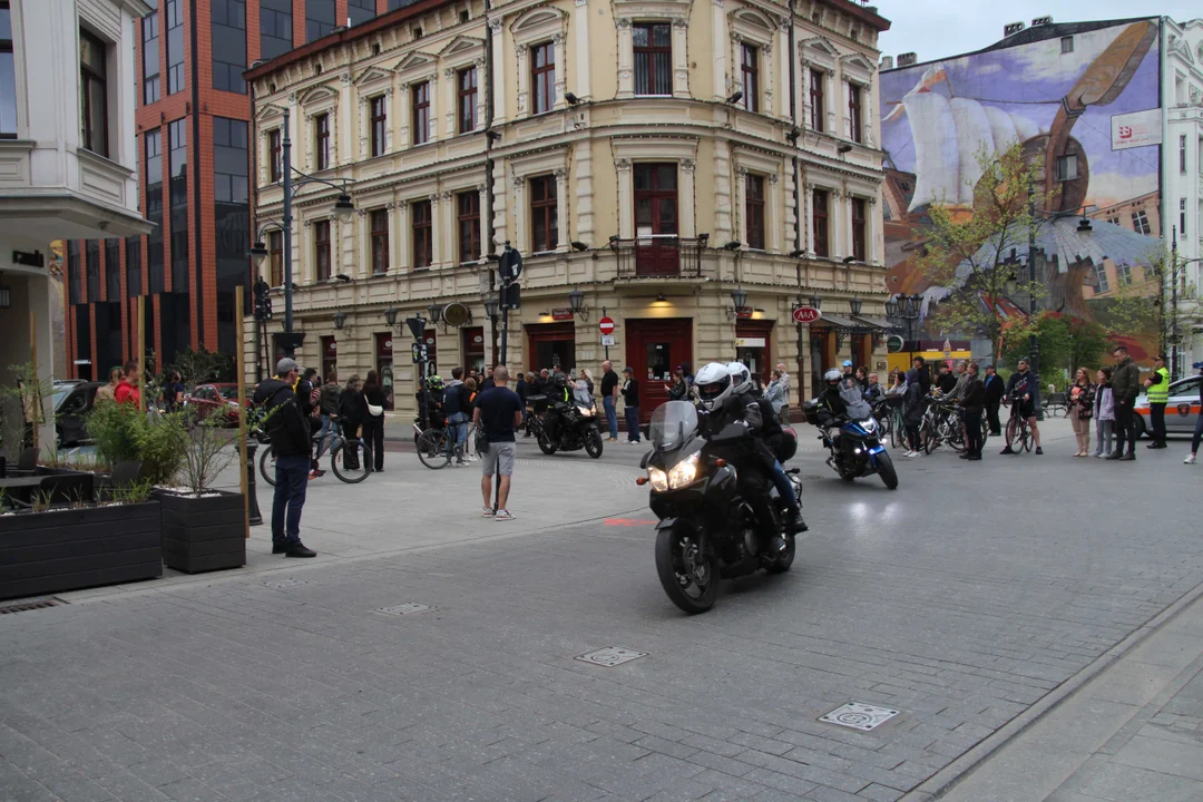 Wielka parada motocyklowa na ulicy Piotrkowskiej w Łodzi