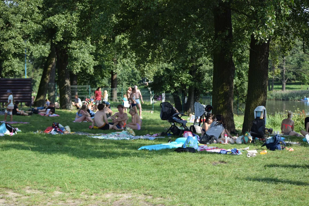 Łodzianie wypoczywają na Stawach Jana