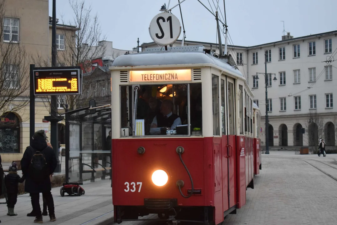 Zabytkowy tramwaj na placu Wolności