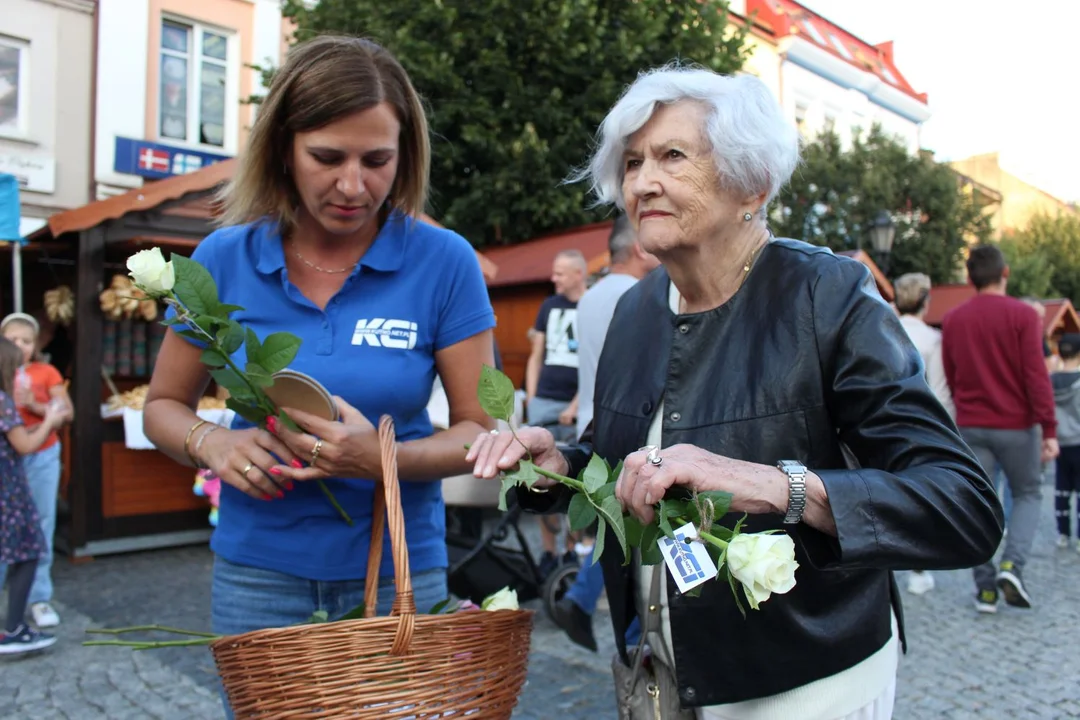 KCI rozdaje róże i gazety na kutnowskim Święcie Róży