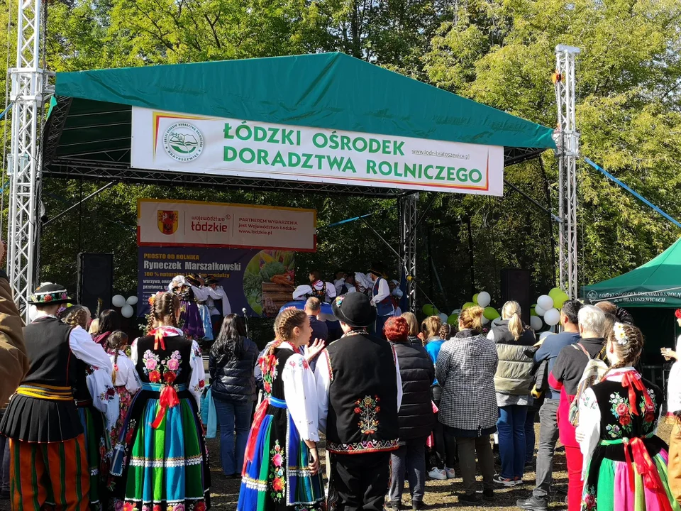 Łodzianie i mieszkańcy okolic na ryneczku marszałkowskim przy Drewnowskiej w Łodzi