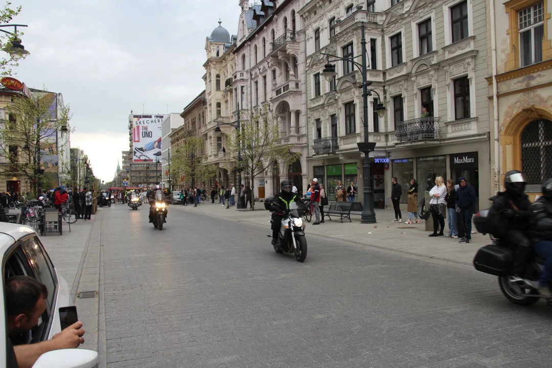 Wielka parada motocyklowa na ulicy Piotrkowskiej w Łodzi