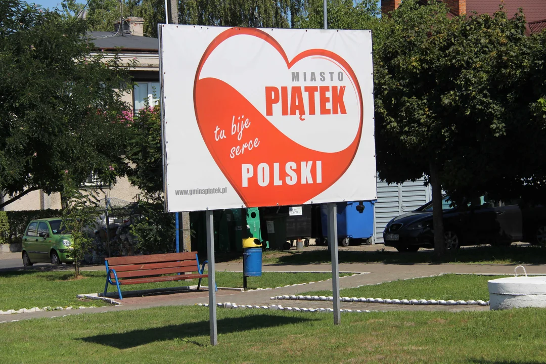 Pomnik Geometryczny Środek Polski w Piątku