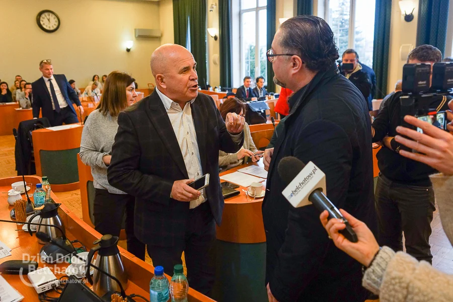 Awantura na sesji w sali herbowej. Radny przyniósł ''wezwanie do zapłaty''  i... się zaczęło [FOTO, VIDEO] - Zdjęcie główne