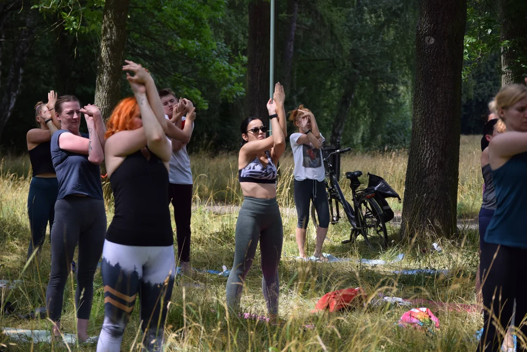 Joga w parku na Zdrowiu