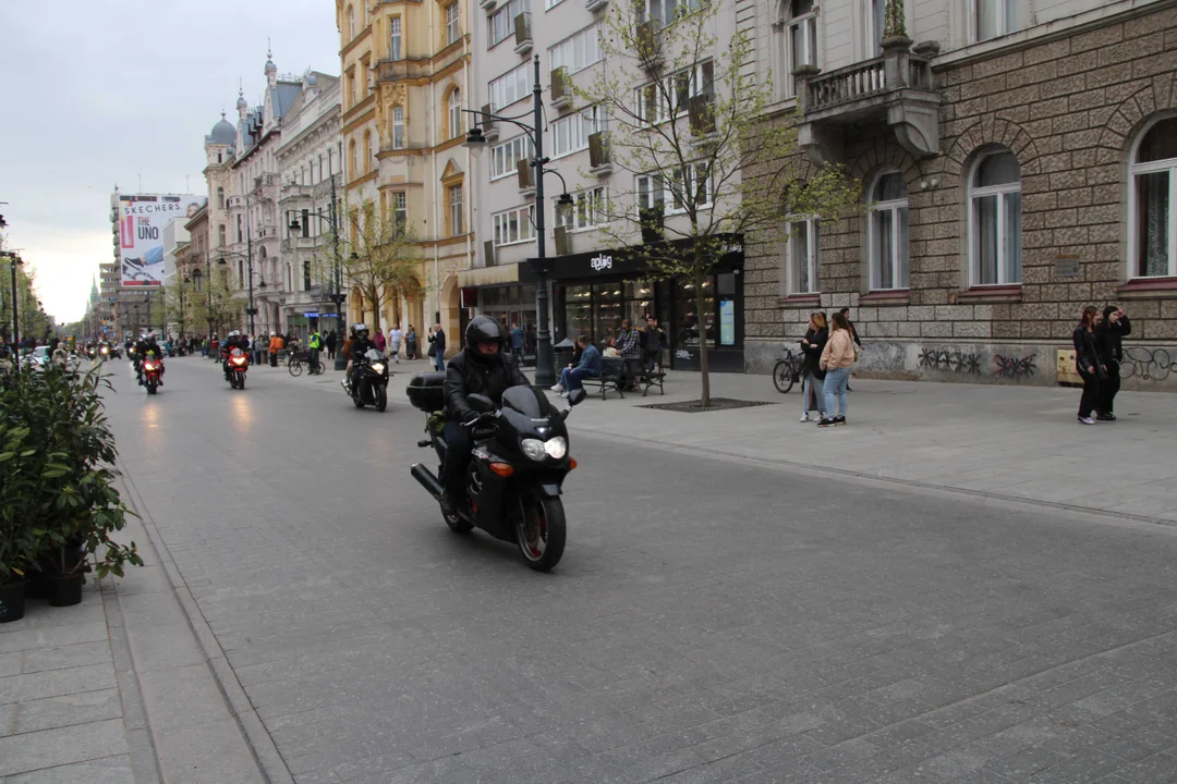 Wielka parada motocyklowa na ulicy Piotrkowskiej w Łodzi