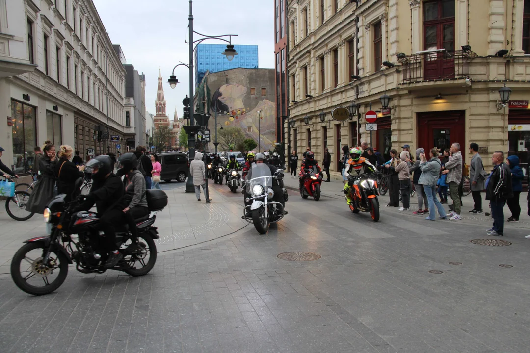 Wielka parada motocyklowa na ulicy Piotrkowskiej w Łodzi