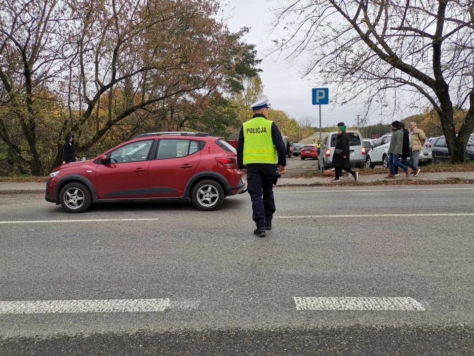 Dzień Wszystkich Świętych na cmentarzu komunalnym w Zgierzu