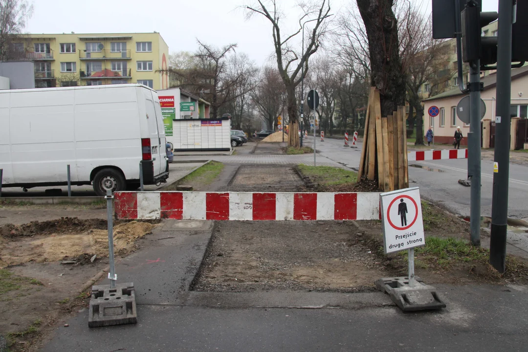 Utrudnienia dla pieszych i podróżnych MPK Łódź na Lutomierskiej