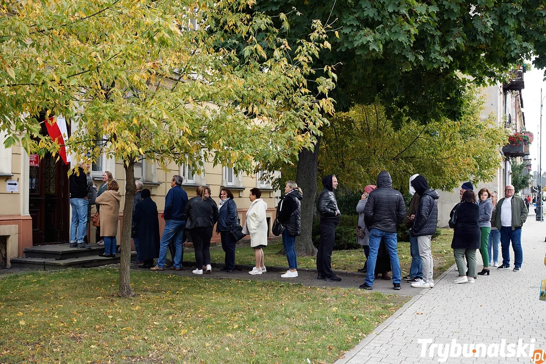 Do wyborów w  Piotrkowie poszły tłumy! Historyczna frekwencja i kolejki do lokali  - Zdjęcie główne