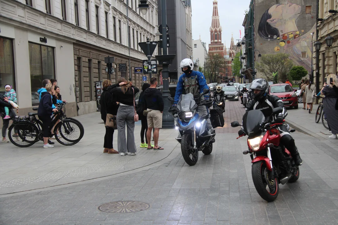 Wielka parada motocyklowa na ulicy Piotrkowskiej w Łodzi