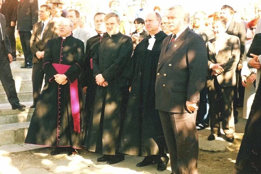 Historia parafii na archiwalnych zdjęciach. Kiedyś odwiedził ją... Lech Wałęsa. [FOTO] - Zdjęcie główne