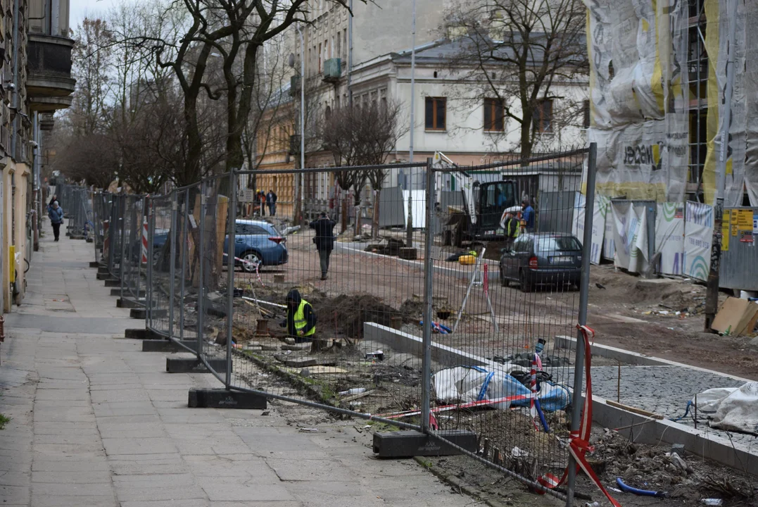 Mieszkańcy mają dość zalegających śmieci w centrum Łodzi. „Flaszek jest więcej niż robotników” [zdjęcia]