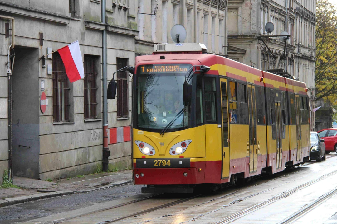 Brudny przystanek tramwajowy przy centrum krwiodawstwa w Łodzi