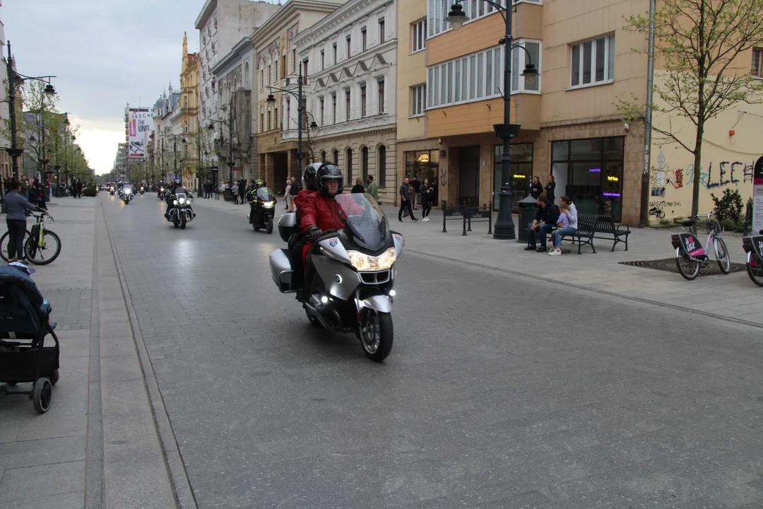 Wielka parada motocyklowa na ulicy Piotrkowskiej w Łodzi