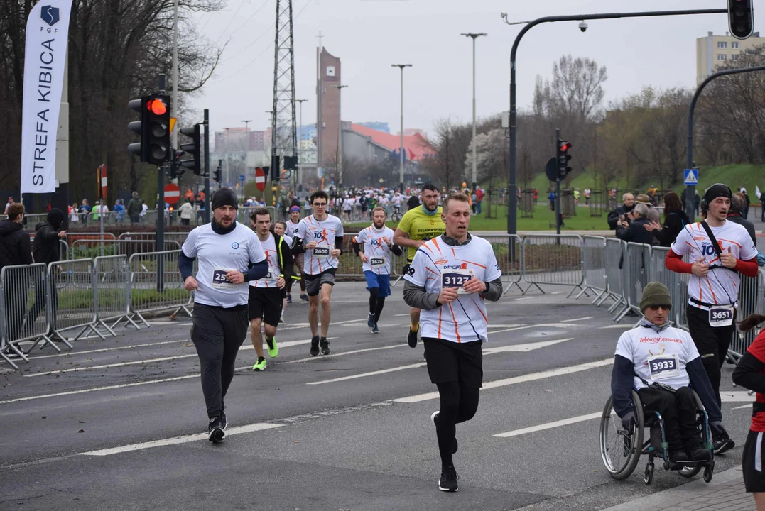 DOZ Maraton ulicami miasta. Zobacz zdjęcia z biegu głównego