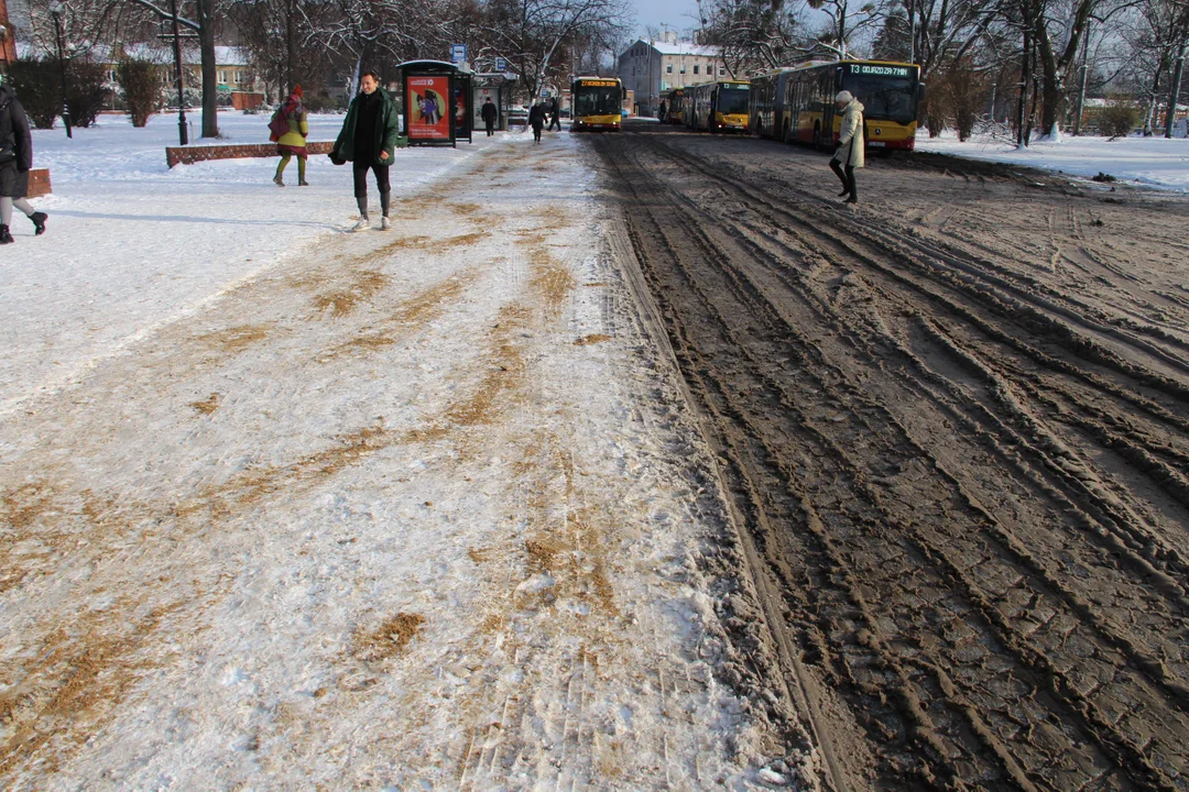 Przystanek Piotrkowska - plac Niepodległości w Łodzi i pętla autobusowa