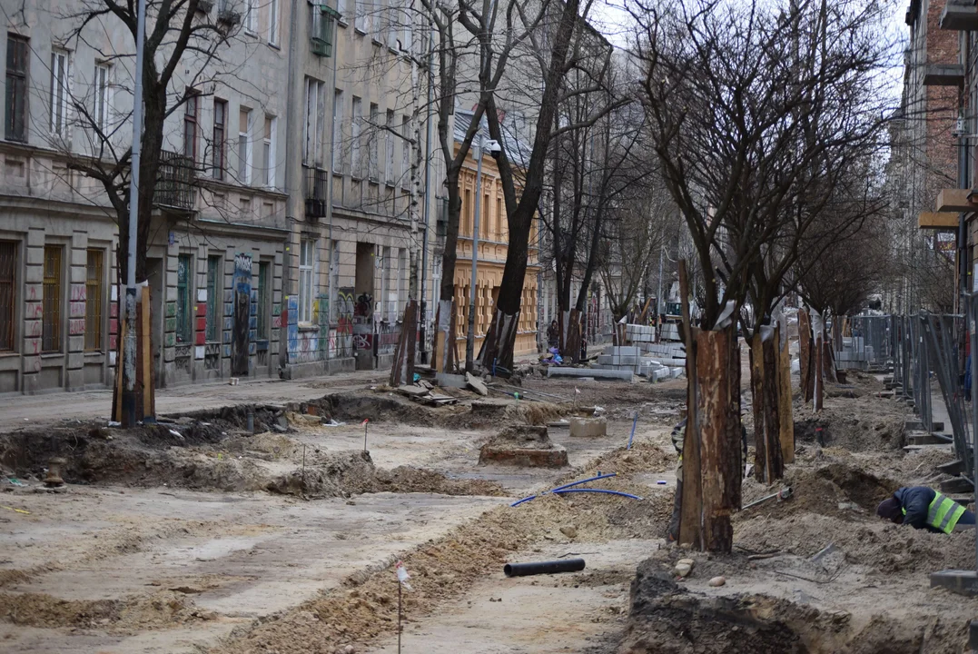 Mieszkańcy mają dość zalegających śmieci w centrum Łodzi. „Flaszek jest więcej niż robotników” [zdjęcia]