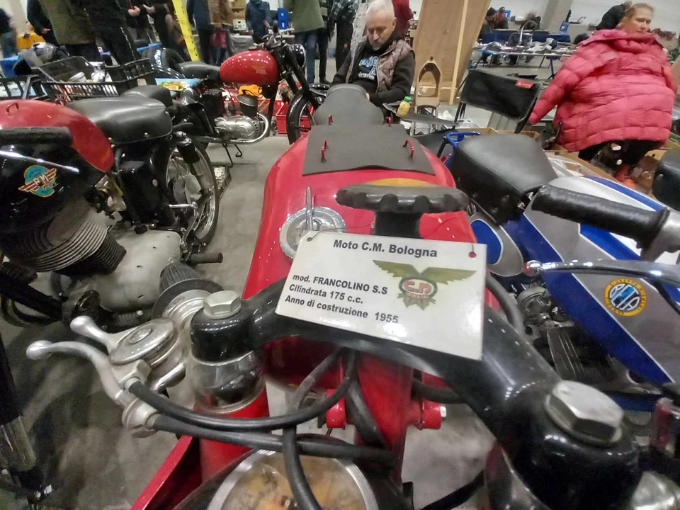 Tłumy Łodzian na Moto Weteran Bazar w Łodzi. Motocykle, broń, ubrania i starocie