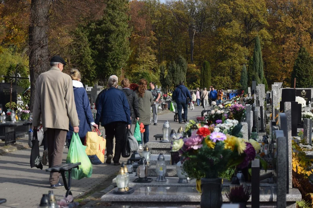 Łodzianie przygotowują groby bliskich do Wszystkich Świętych