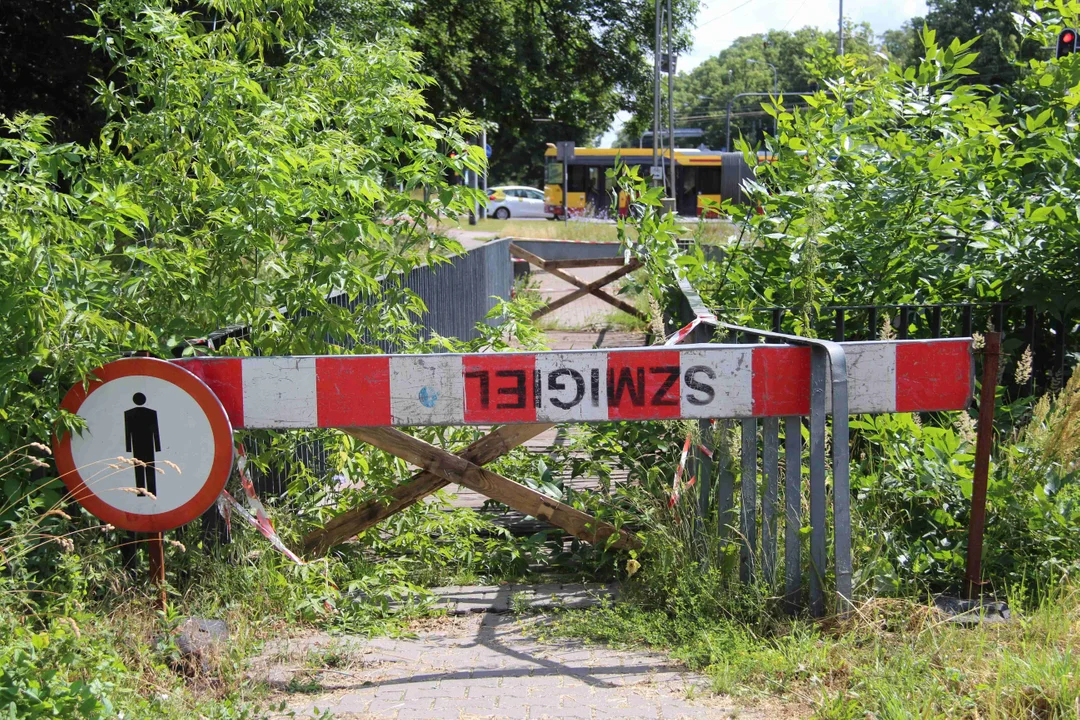 Co dalej z zamkniętym przejściem przez kładkę na Konstantynowskiej?