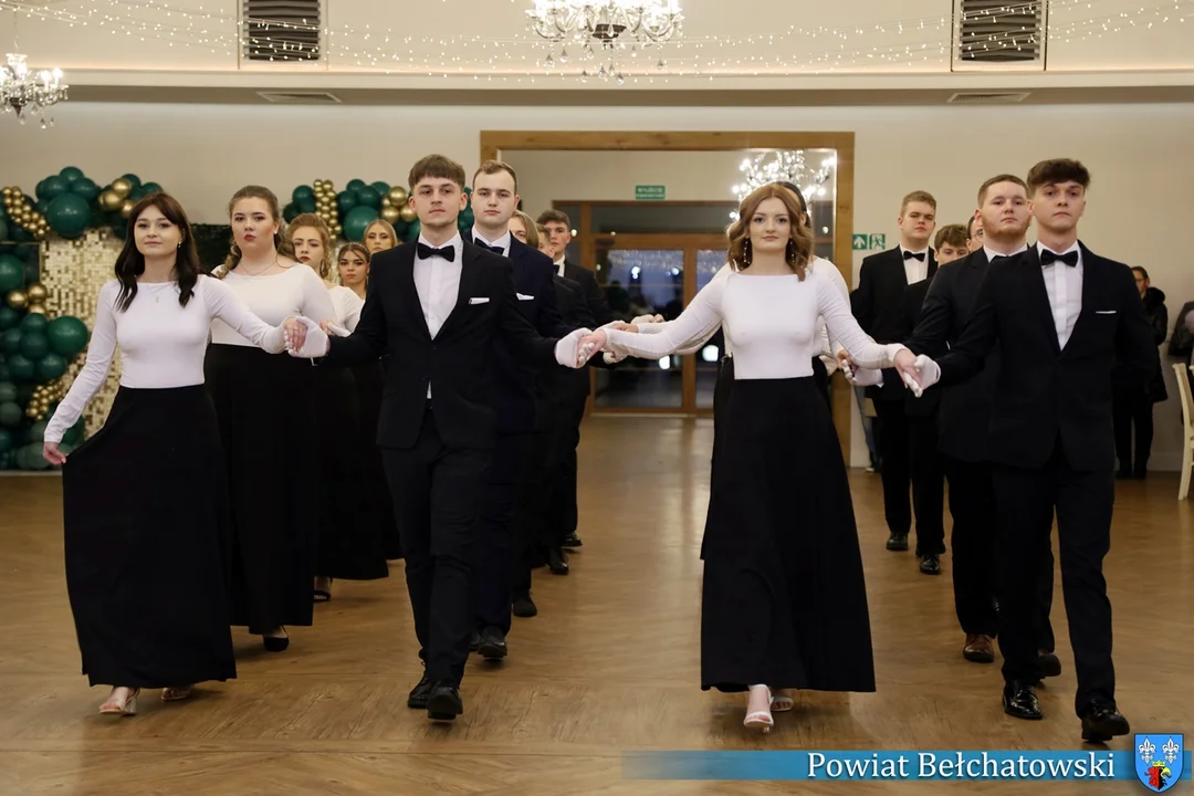 Studniówka ZSP nr 2 w Bełchatowie. Tegoroczni maturzyści bal rozpoczęli dostojnym polonezem [FOTO] - Zdjęcie główne