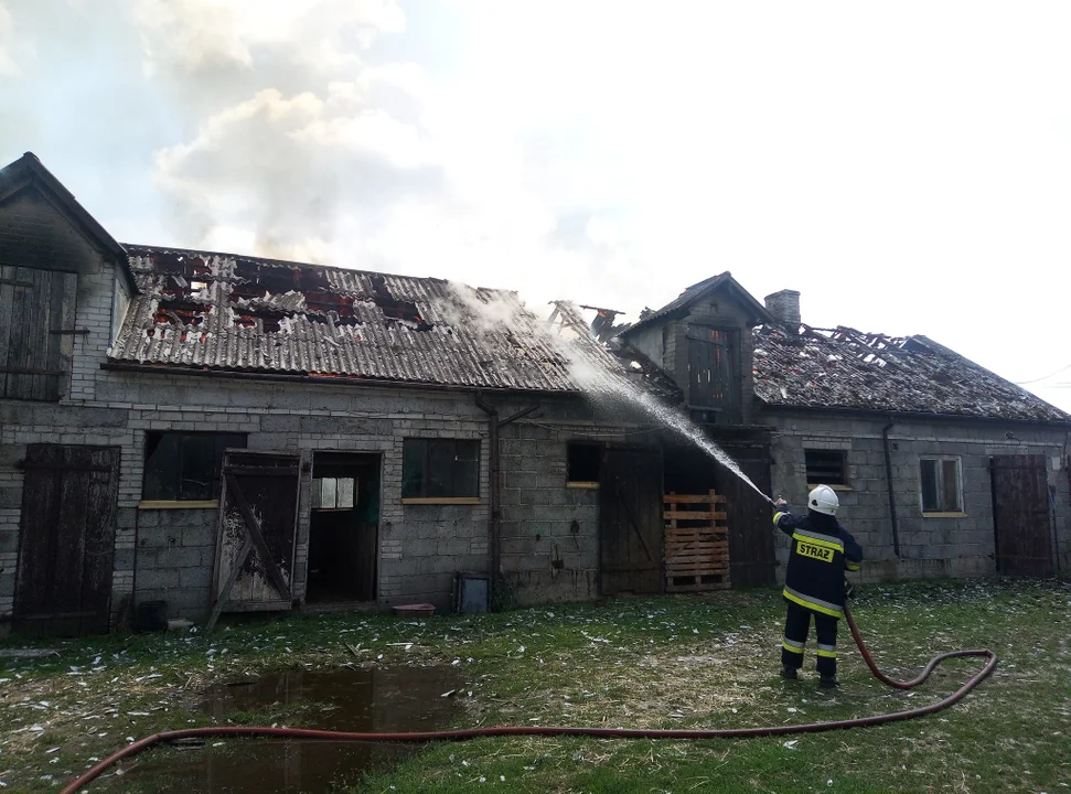 Groźny pożar i ogromne straty. "Nie udało się uratować nawet kawałka dachu" [ZDJĘCIA] - Zdjęcie główne