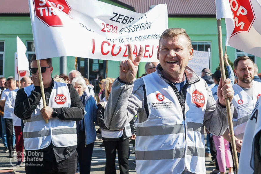 Mieszkańcy powiedzieli dość i wyszli na ulicę. Wśród TIR-ów protestowali w sprawie obwodnicy [FOTO] - Zdjęcie główne